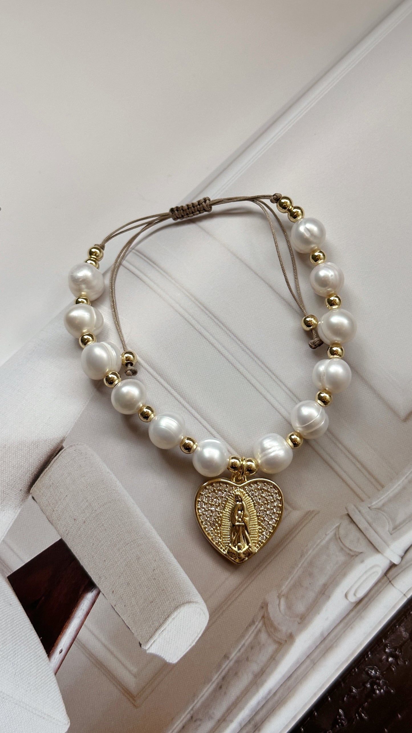 Pulsera Virgen de Guadalupe con perlas