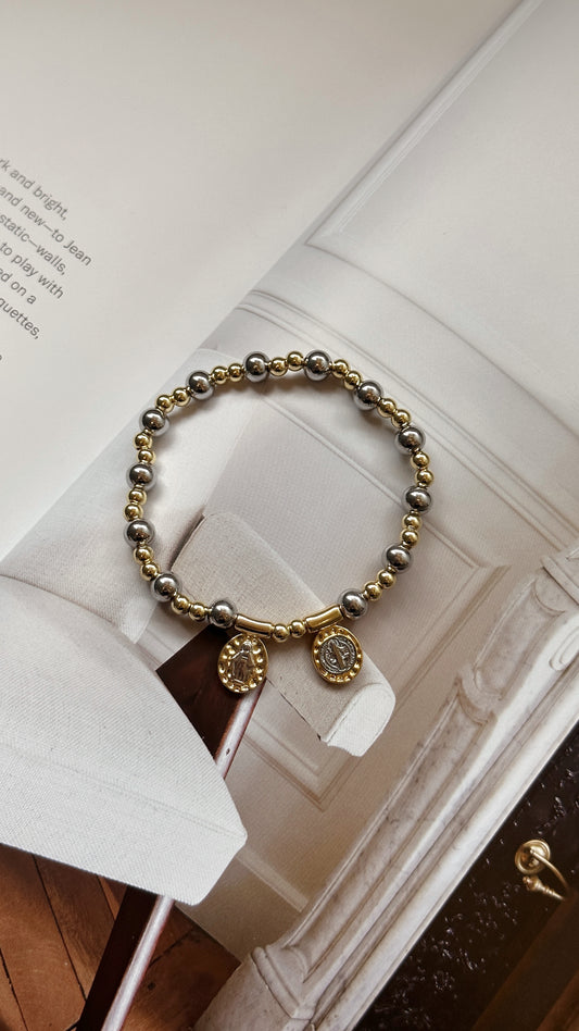 Pulsera doble tono con medallas religiosas